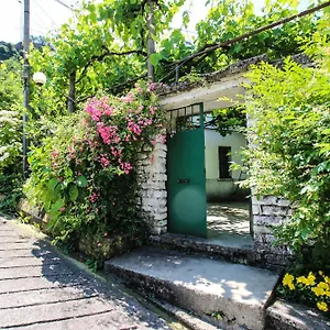 Flora's 'the Fir Gate' Pensjonat Gjirokastra