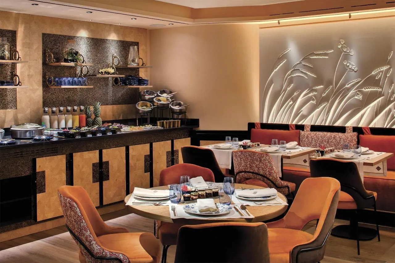 *****  La Demeure Montaigne Hotel Paris France