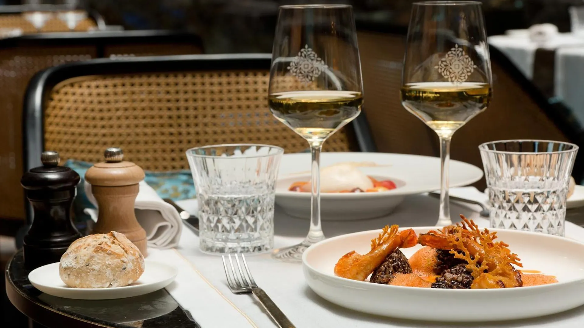 Hotel La Demeure Montaigne Paris